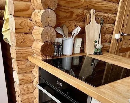 Reizendes-balkenhaus-mit-uriger-atmosphaere
