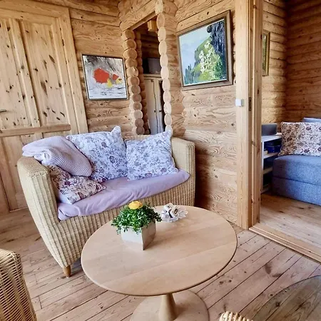 Reizendes-balkenhaus-mit-uriger-atmosphaere