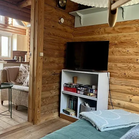 Reizendes-balkenhaus-mit-uriger-atmosphaere